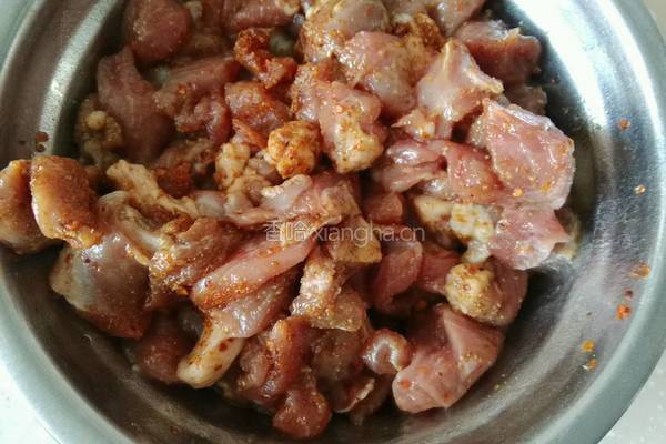 炒烤Q猪肉的做法图解1