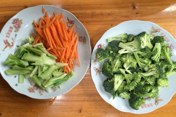 西蓝花炒肉丝的做法图解2