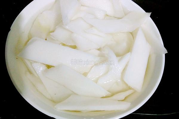 韭菜炒芥菜莴笋的做法图解2