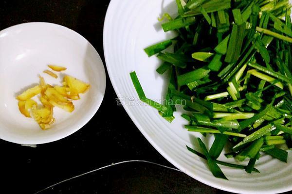 韭菜炒芥菜莴笋的做法图解3
