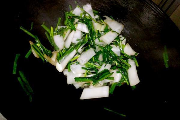 韭菜炒芥菜莴笋的做法图解7