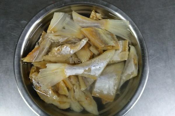 葱姜咸鱼的做法图解1