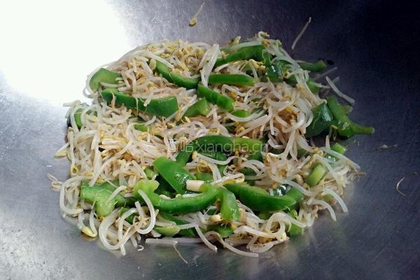 青椒炒豆芽的做法图解4