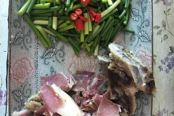 青椒蒜苗炒腊肉的做法图解2