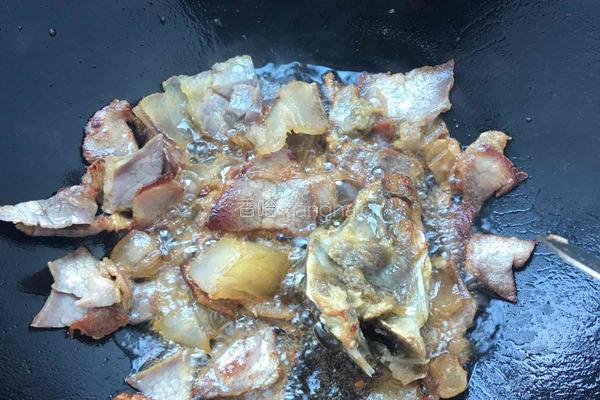 青椒蒜苗炒腊肉的做法图解3