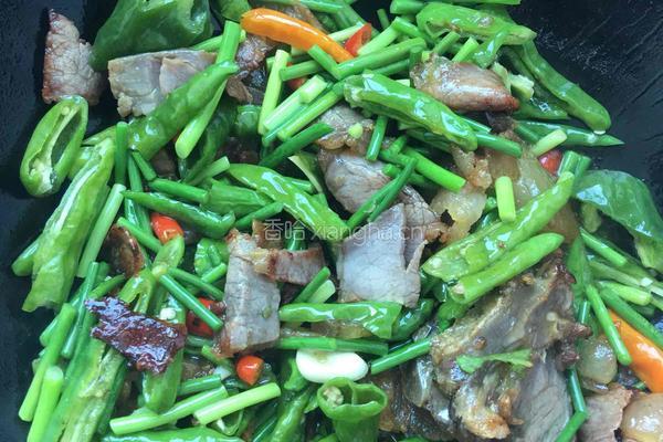 青椒蒜苗炒腊肉的做法图解4