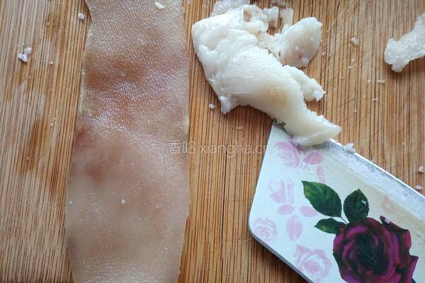 黄豆芽炒肉皮的做法图解3
