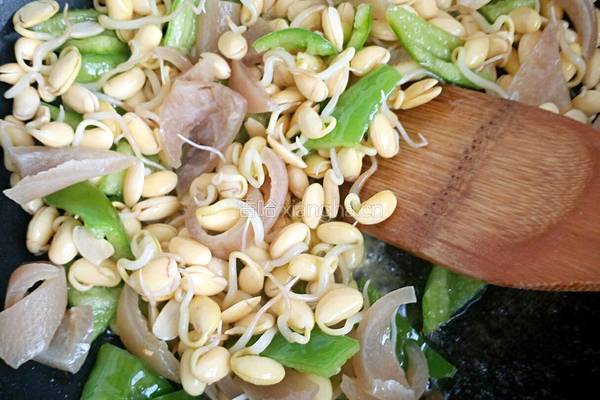 黄豆芽炒肉皮的做法图解10