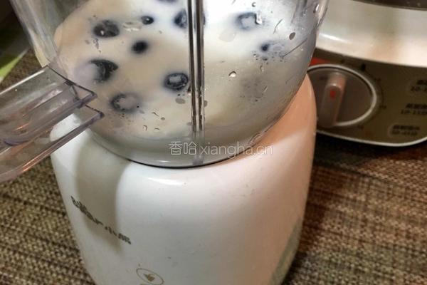 蓝莓奶昔的做法图解3