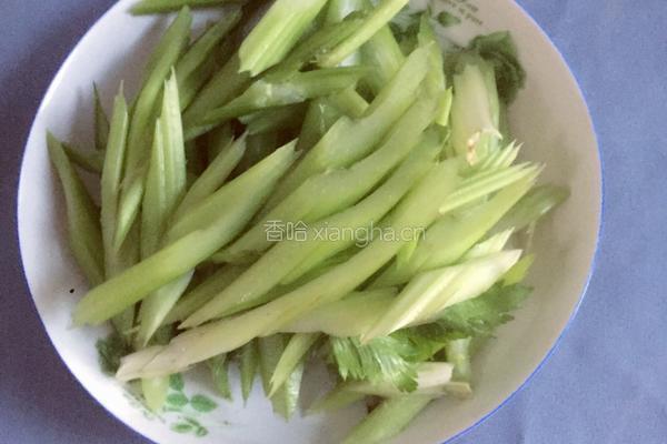 芹菜炒腊肠的做法图解1