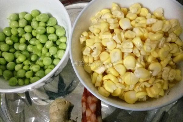 玉米兰豆粒炒腊肠的做法图解1