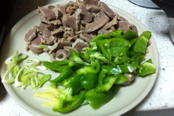 辣椒炒鸡胗的做法图解2