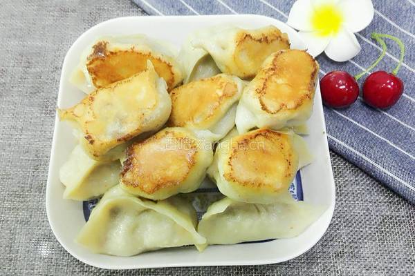 猪肉香葱馅锅贴的做法图解18