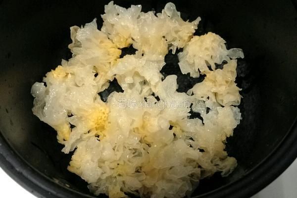 冰糖银耳雪梨的做法图解3