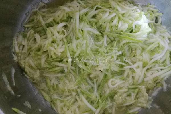 猪肉西葫芦饺子馅的做法图解6