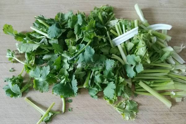 芫荽爆里脊的做法图解2