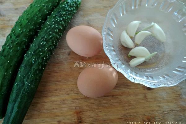 凉拌鸡蛋黄瓜的做法图解1
