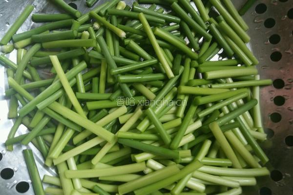 蒜苔炒腊肉的做法图解1