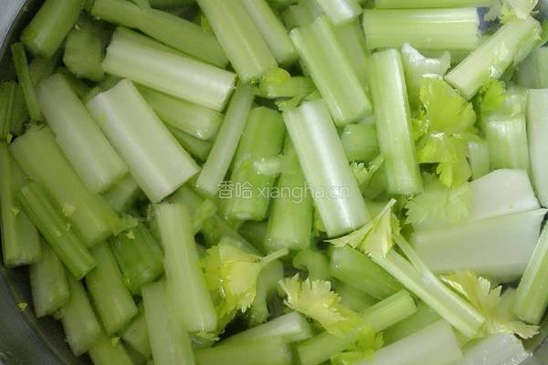芹菜炒鸡蛋的做法图解1