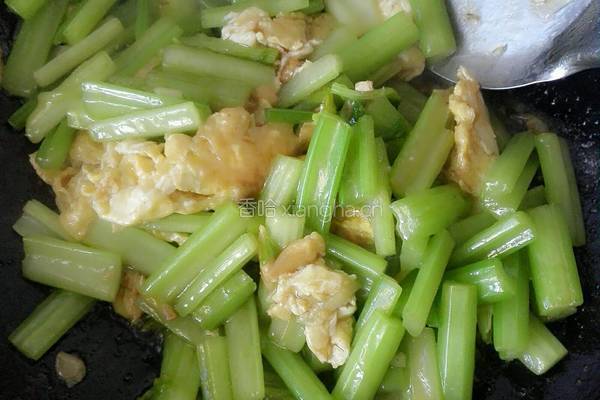 芹菜炒鸡蛋的做法图解11