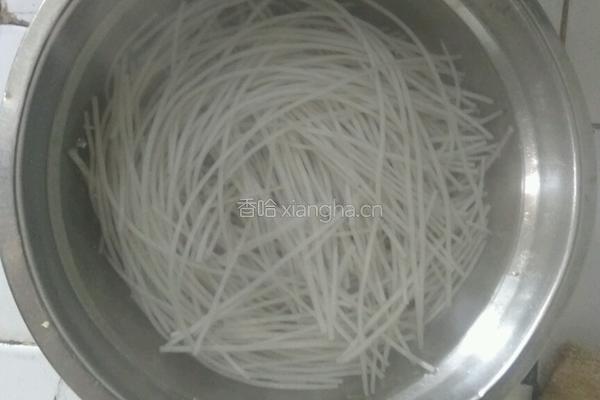 鲫鱼炖豆腐粉条的做法图解2
