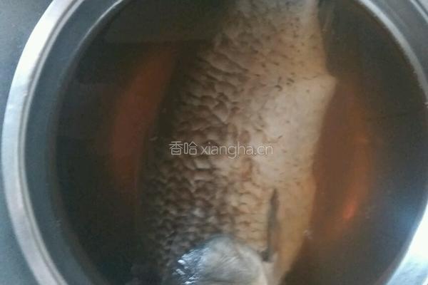 鲫鱼炖豆腐粉条的做法图解3
