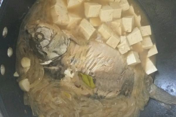 鲫鱼炖豆腐粉条的做法图解5