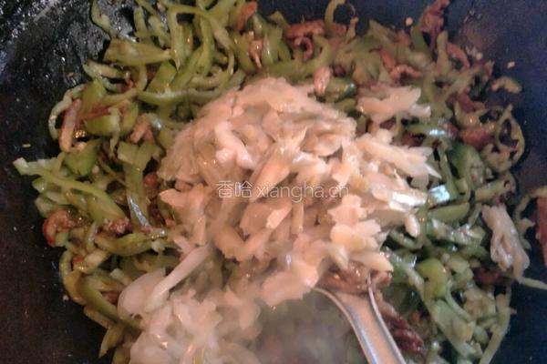 青椒榨菜肉丝面的做法图解3