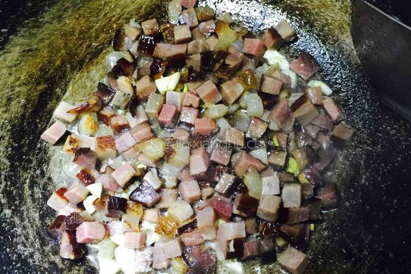 豌豆焖腊肉的做法图解2