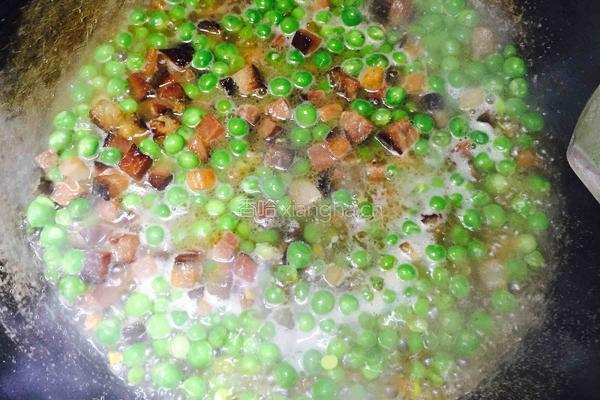 豌豆焖腊肉的做法图解6