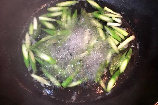 芦笋炒香肠的做法图解3