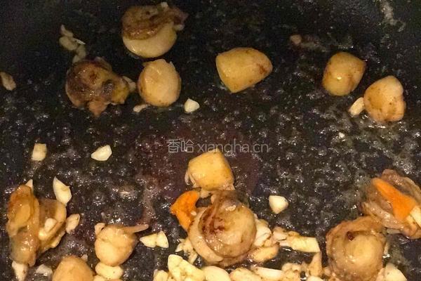 西兰花炒贝柱的做法图解3