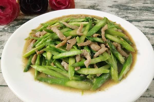 芦笋炒肉丝的做法图解2
