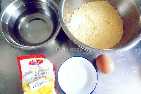 鸡蛋玉米面饼的做法图解1