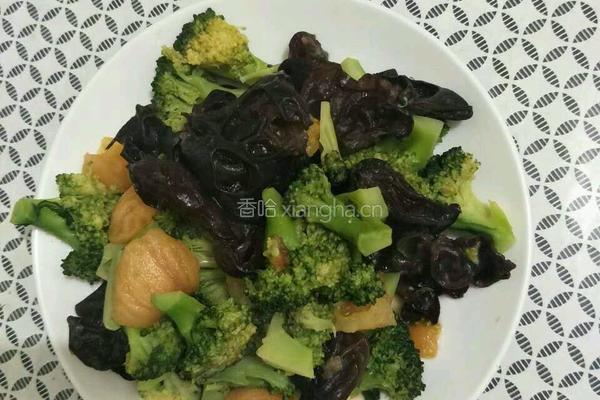 西兰花炒木耳的做法图解3
