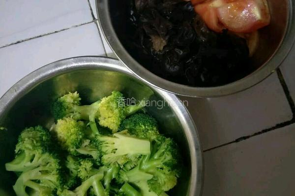 西兰花炒木耳的做法图解2