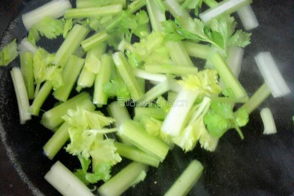 凉拌芹菜花生米的做法图解2