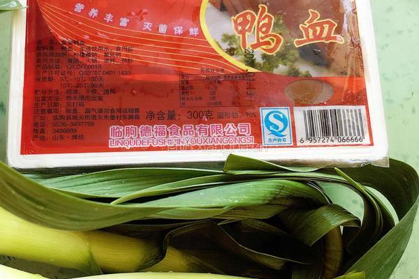 青蒜烧鸭血的做法图解1