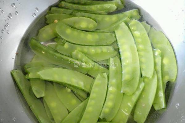 荷兰豆炒腊肠的做法图解1