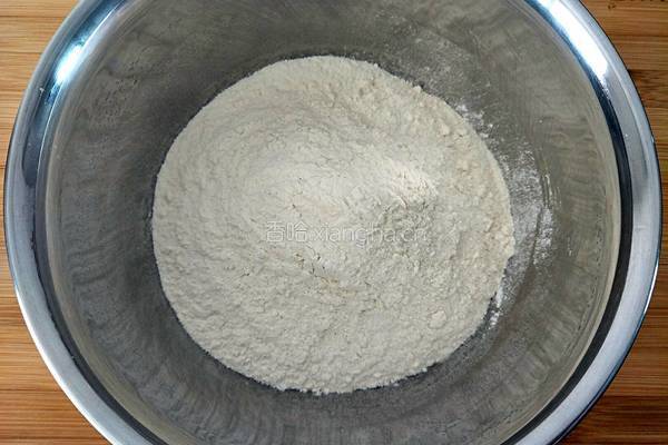 猪肉芹菜大葱馅煎饺的做法图解1