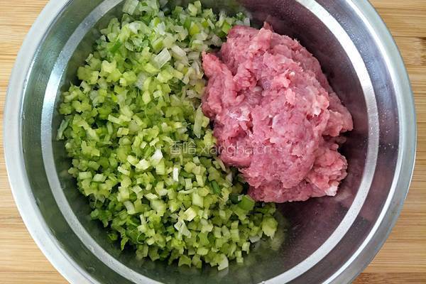 猪肉芹菜大葱馅煎饺的做法图解6