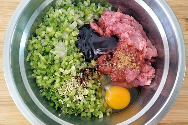 猪肉芹菜大葱馅煎饺的做法图解7