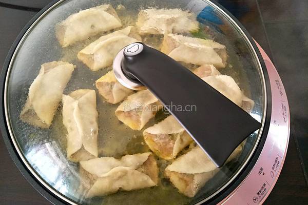 猪肉芹菜大葱馅煎饺的做法图解17