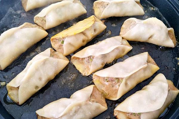 猪肉芹菜大葱馅煎饺的做法图解18