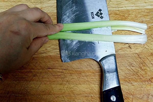 豆芽菜炒青蒜的做法图解2