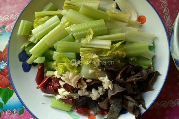 芹菜炒肉丝的做法图解1