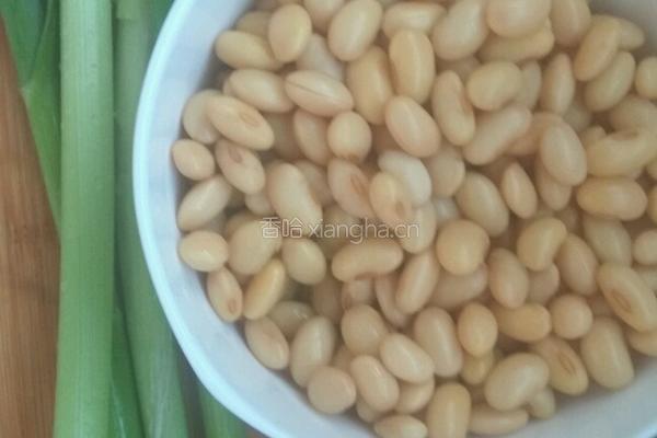 蒜苗豆的做法图解1