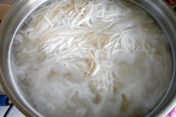 尖椒肉丁打卤面的做法图解1
