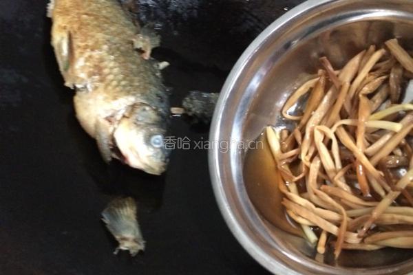 黄花菜鲫鱼汤的做法图解3