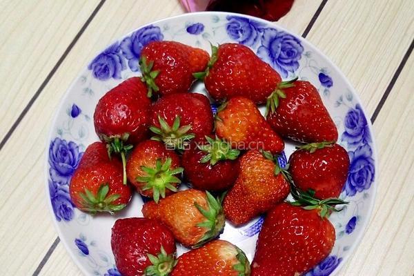 草莓奶昔的做法图解1